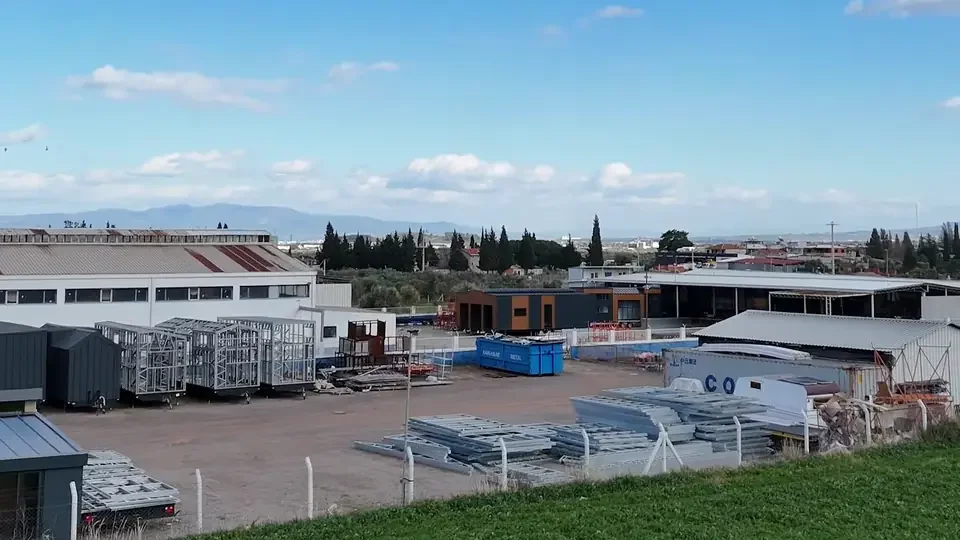 Türkoğlu Grup Kemalpaşa üretim tesisi ve sahası, arkada dağlar